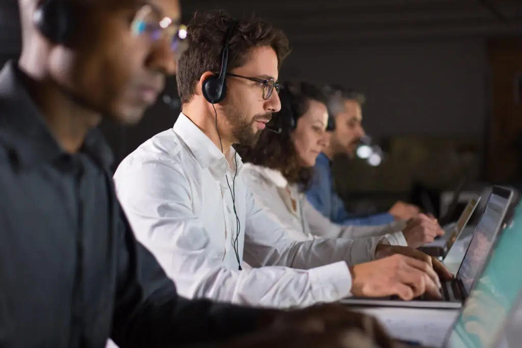 Foto de pessoas em um call center para ilustrar o artigo sobre pós-venda