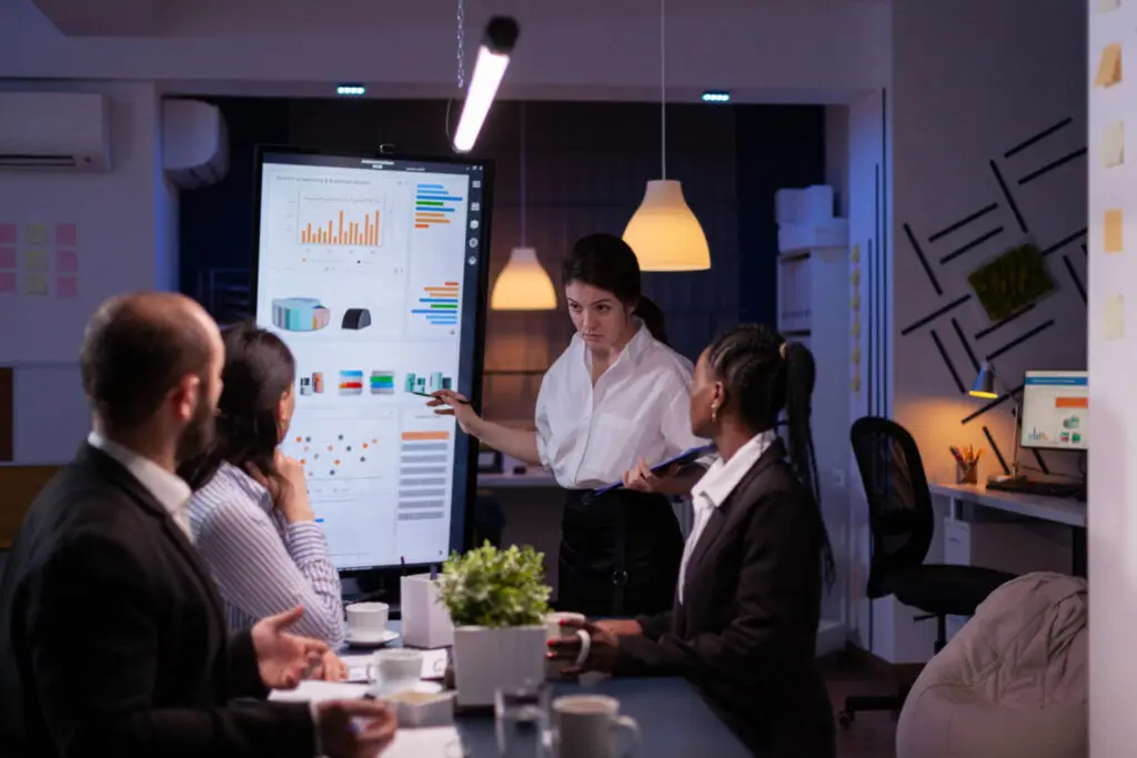 Foto de pessoas de uma empresa em reunião